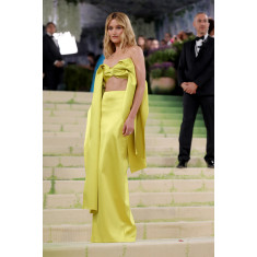 2026 멧 갈라에서 로에베를 착용한 앰버서더 이슬라 존스턴(Isla Johnston)과 …