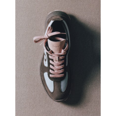 디올, 꾸뛰르와 스포츠의 조화를 담은 새로운 스니커즈 ‘Dior Squash’ 공개